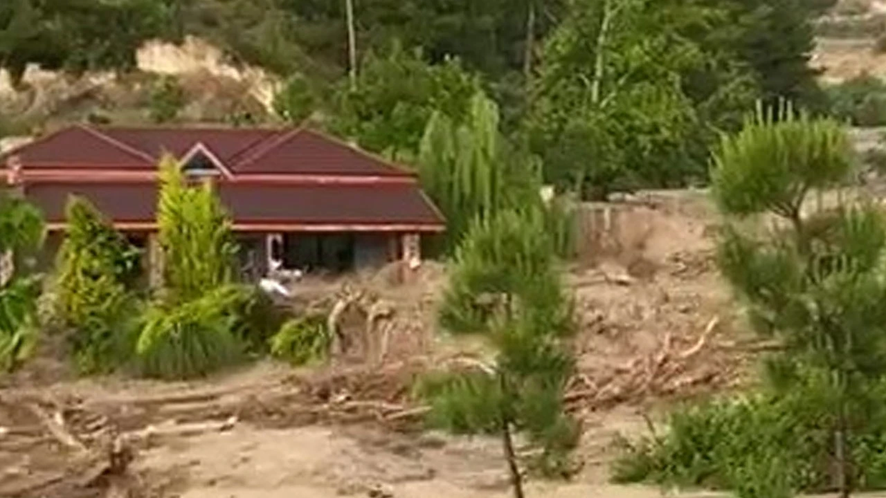 Sağanak sel oldu, restoranı adeta yuttu