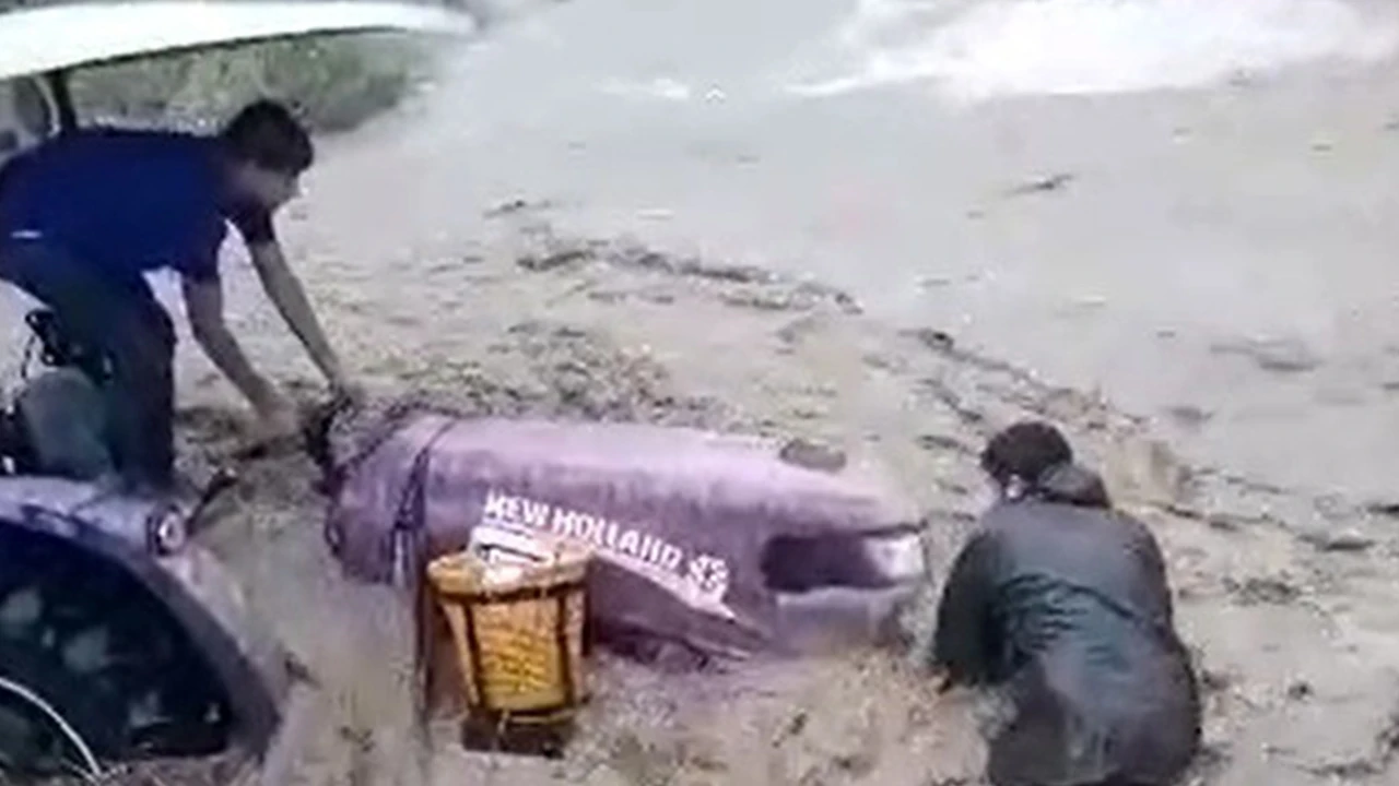 Traktörünü kurtarmak isterken canından oluyordu!