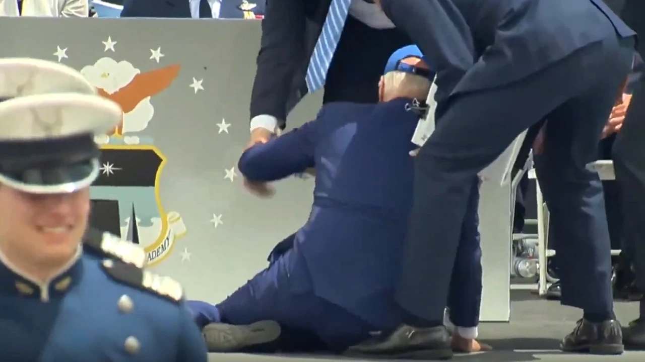 ABD Başkanı Biden yere kapaklandı