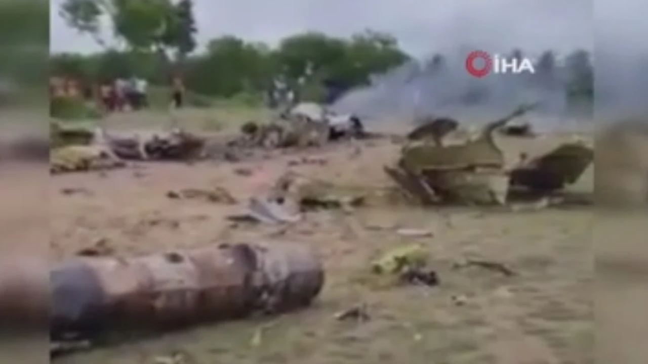 Hindistan’da facia! Askeri eğitim uçağı düştü: 2 yaralı