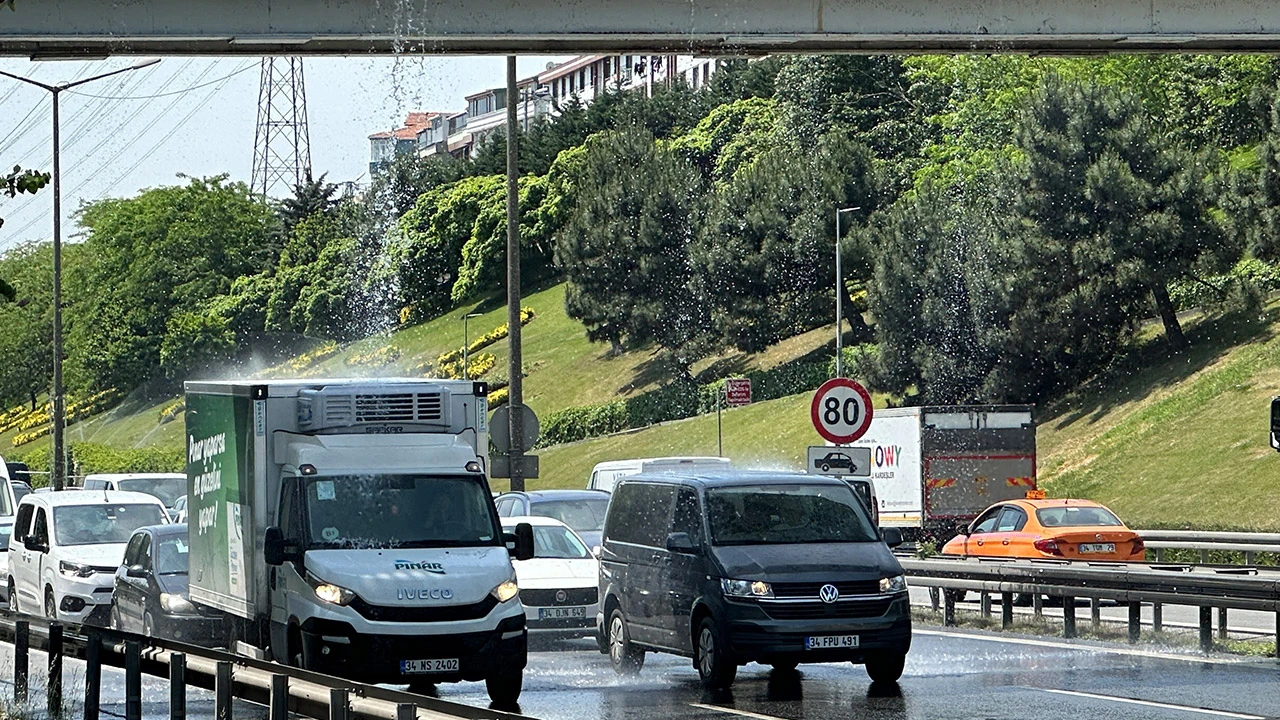 Üst geçitte boru patladı, sürücüler bedava araçlarını yıkadı!