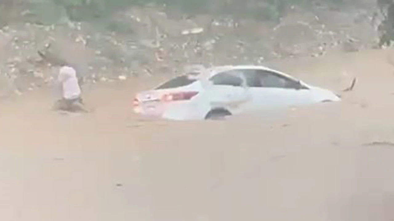 Sel suları aracı sürükledi! Antalya’da korku dolu anlar…
