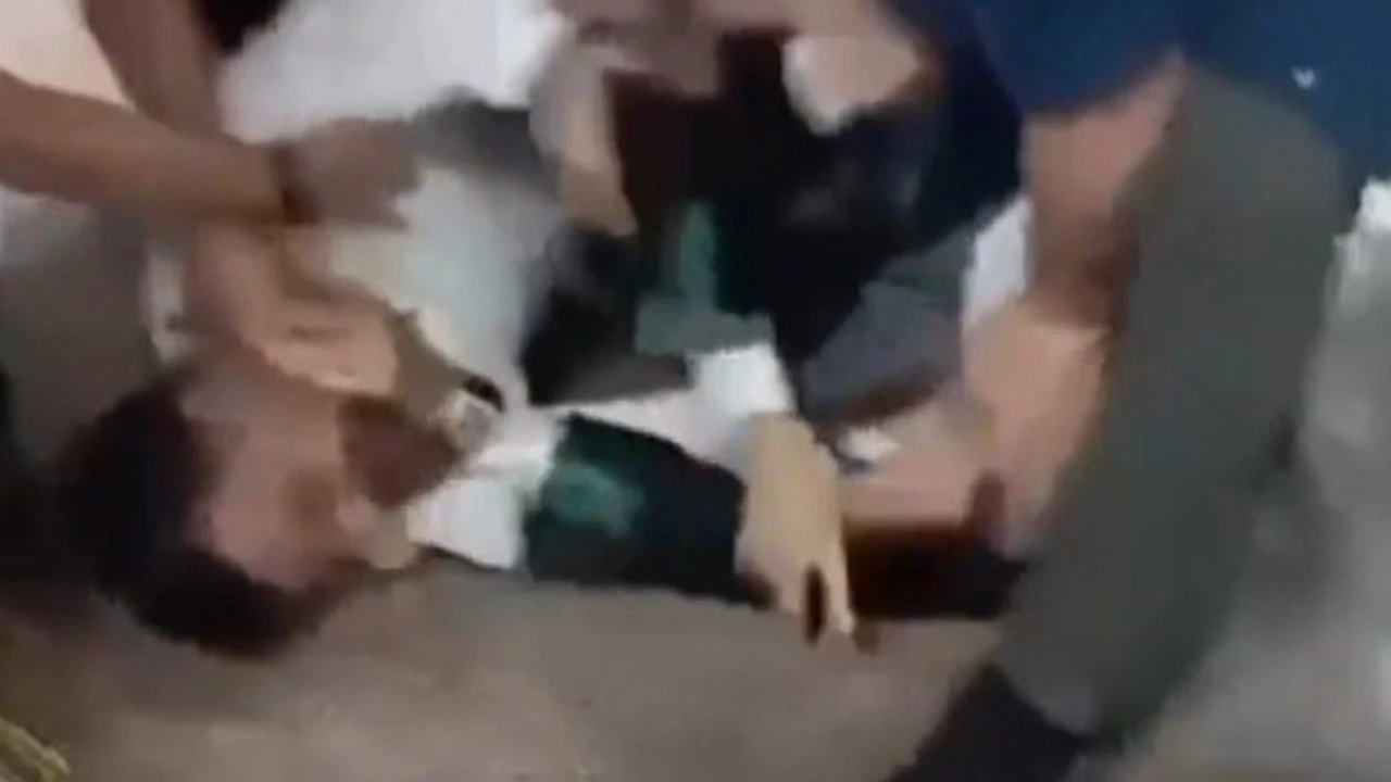 Bu sefer avukatlar kavga etti! Adliye koridorundaki o anlar kamerada