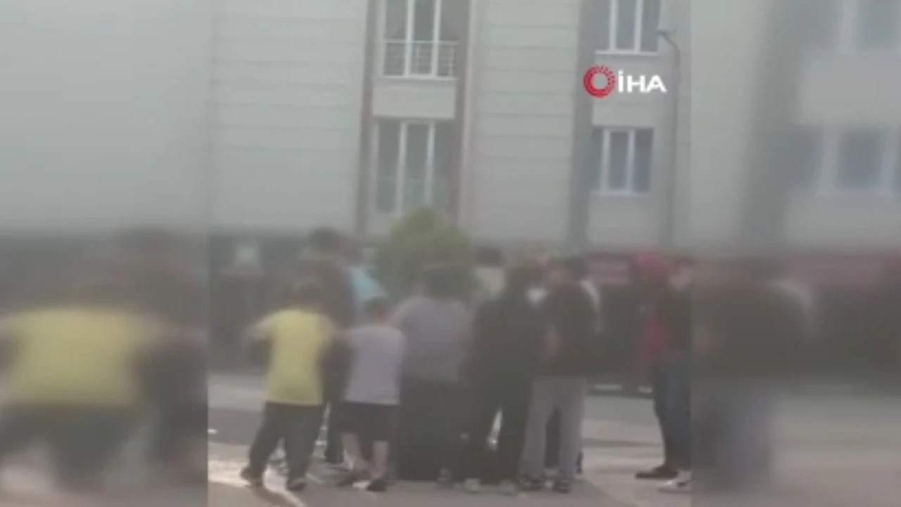 Gençler arasında kavga çıktı! Korku dolu anlar kamerada…