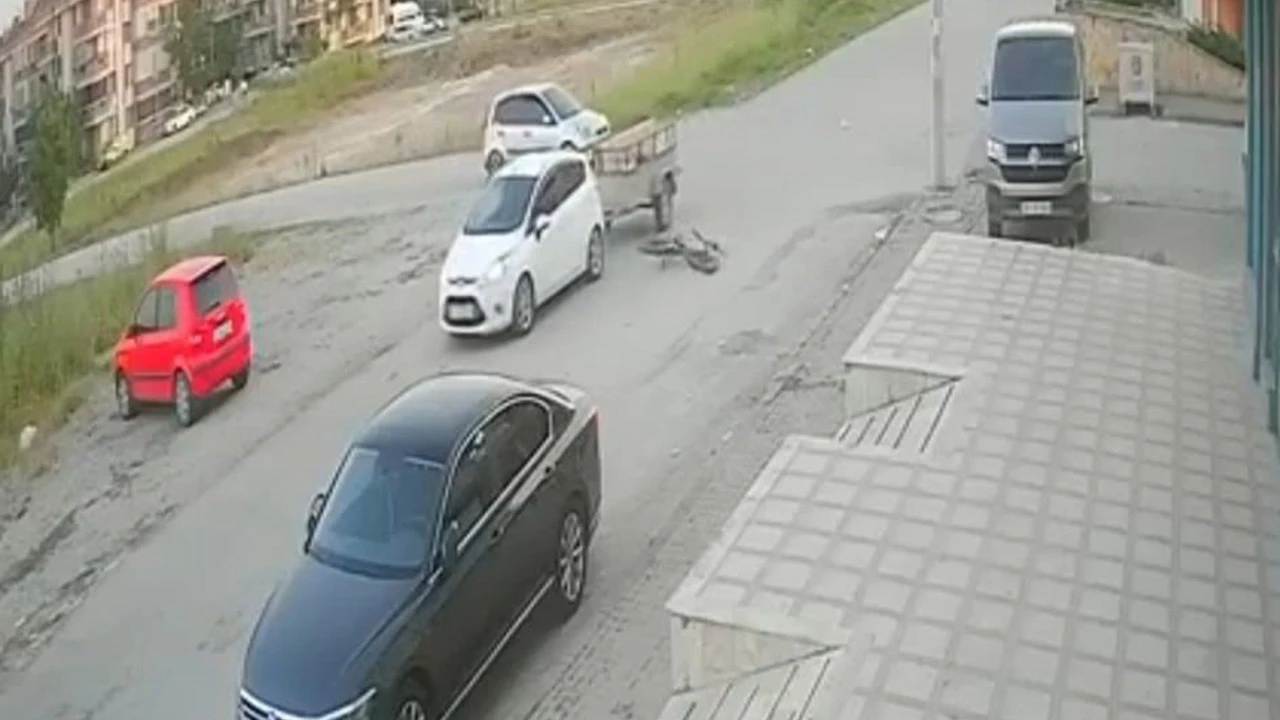 Motosiklet sürücüsü çarptığı arabanın römorkuna düştü!