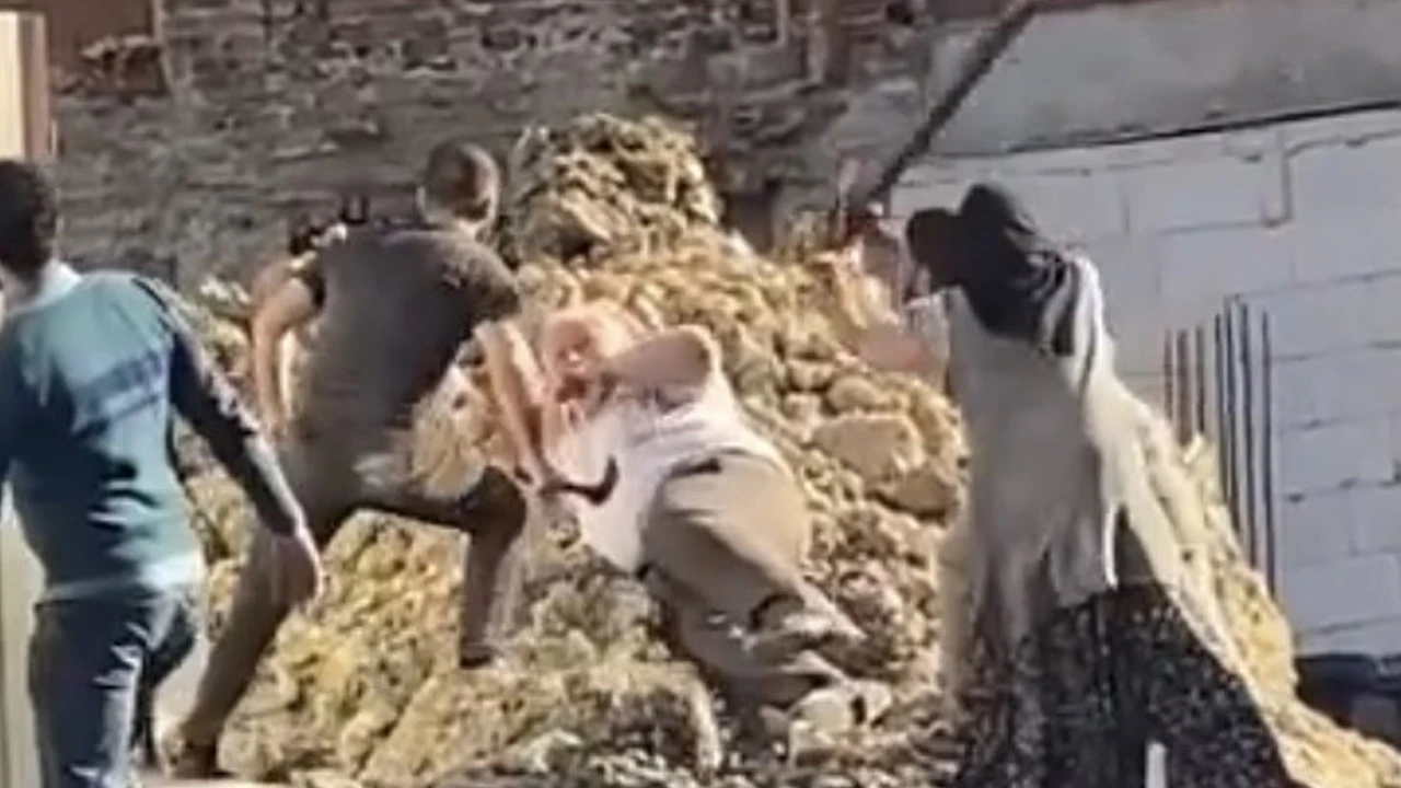 Taş ve sopalarla birbirlerine girdiler: O anlar kamerada!