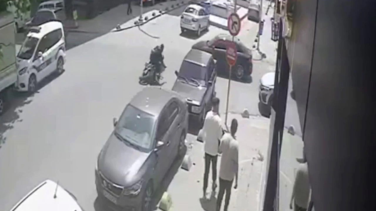 Son anda fark ettiği araca çarptı, kaskı kafasından fırladı!