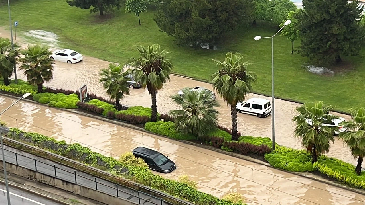 Samsun’da sağanak sele yol açtı! Yollar göle döndü, bazı yerleri su bastı