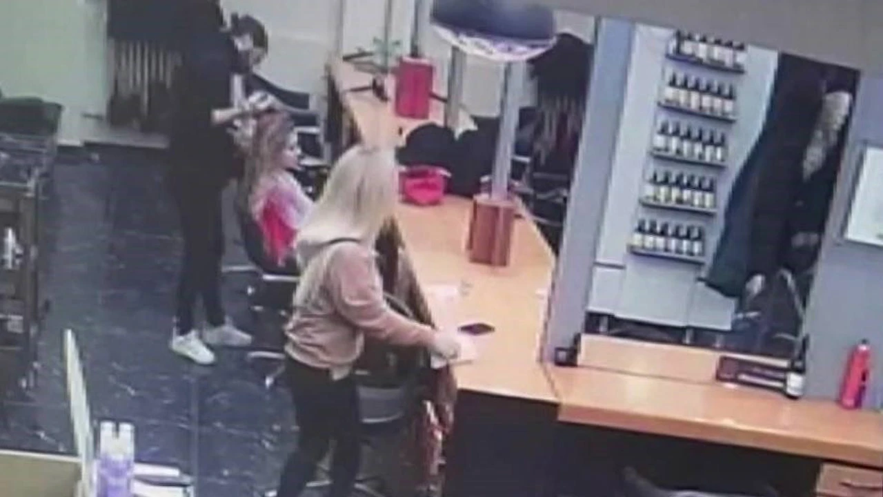 Kuaförde 15 bin liralık vurgun! Saçlarını yaptırıp kaçtılar!