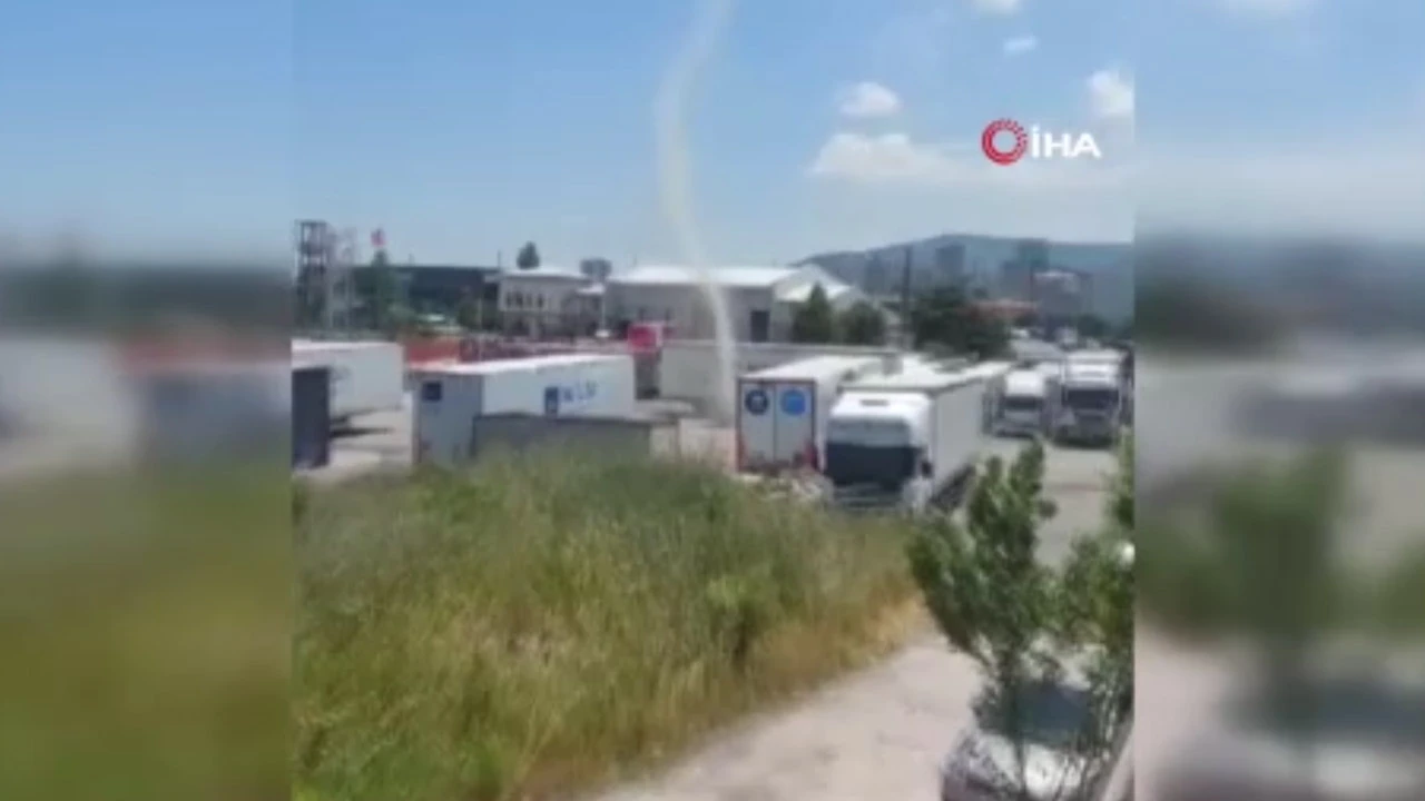 İstanbul’da hortum! Tır garajında bir anda yükseldi…