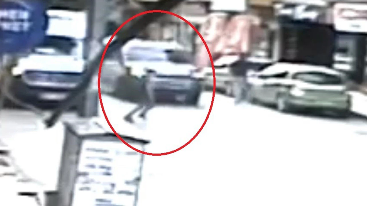 Servisten indikten sonra yola atlayan çocuğa otomobil çarptı!