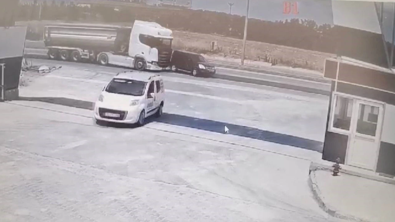 Şerit değiştiren otomobili önüne kaptı sürükledi!