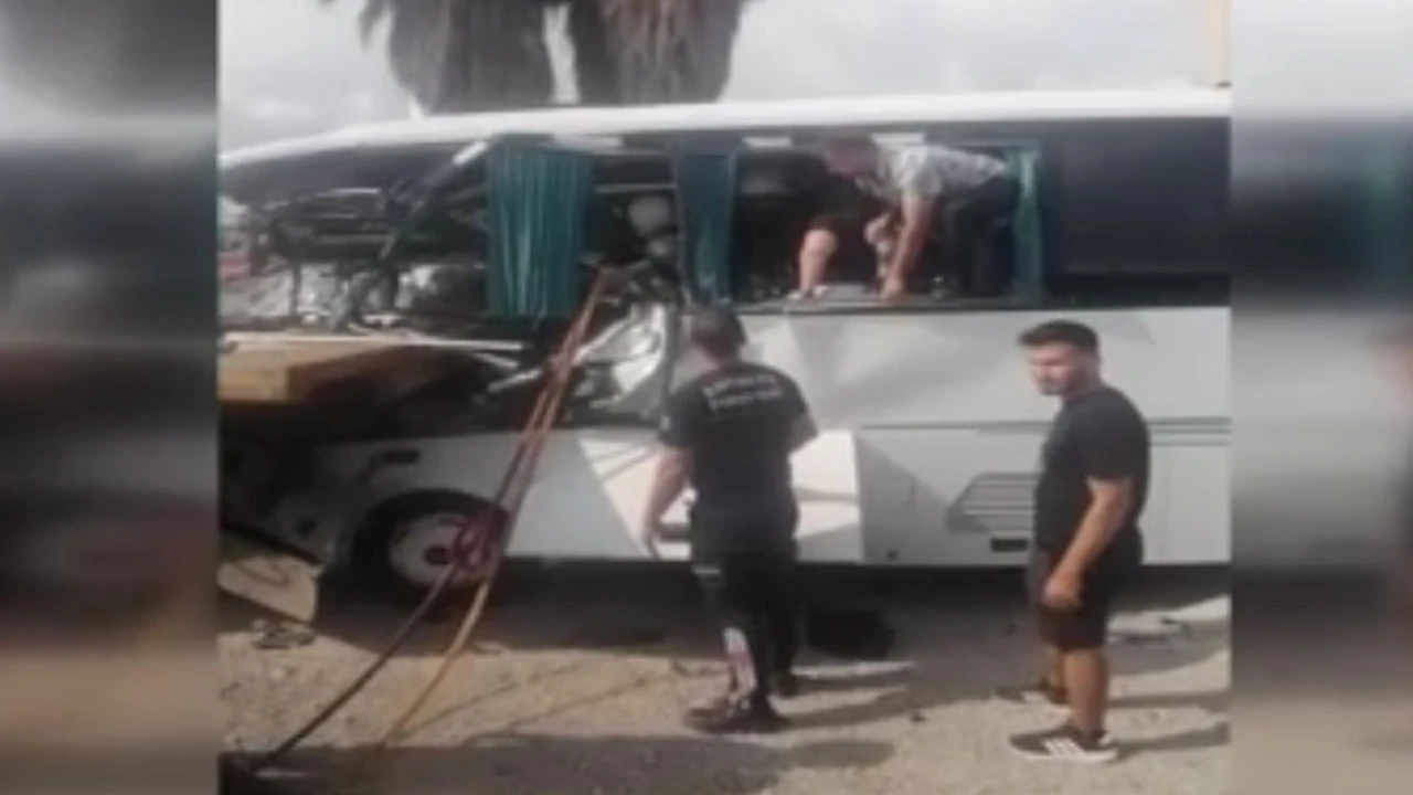 Rusları taşıyan tur midibüsü tıra arkadan çarptı