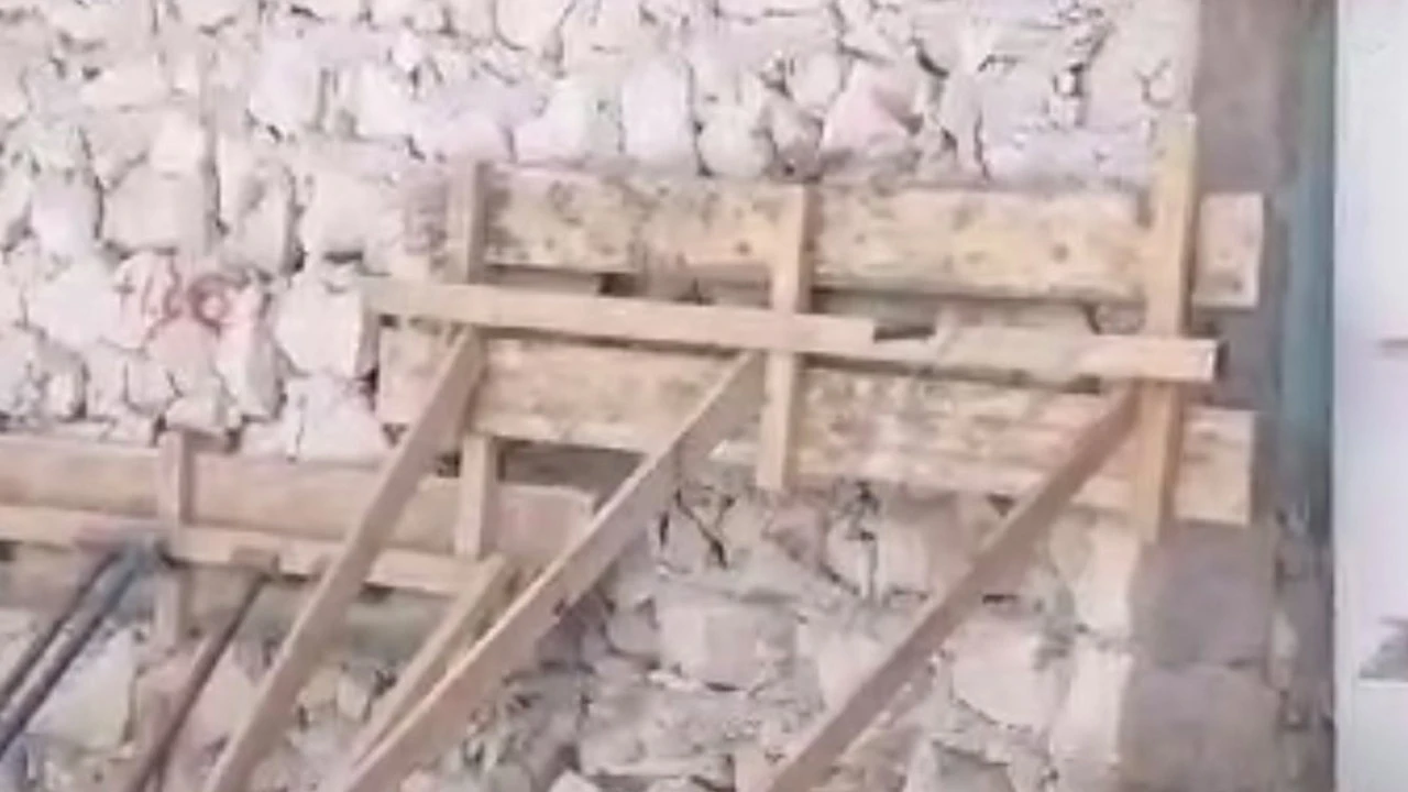 Kayan temele akılalmaz yöntem! Tahtalarla tutmaya çalıştılar..