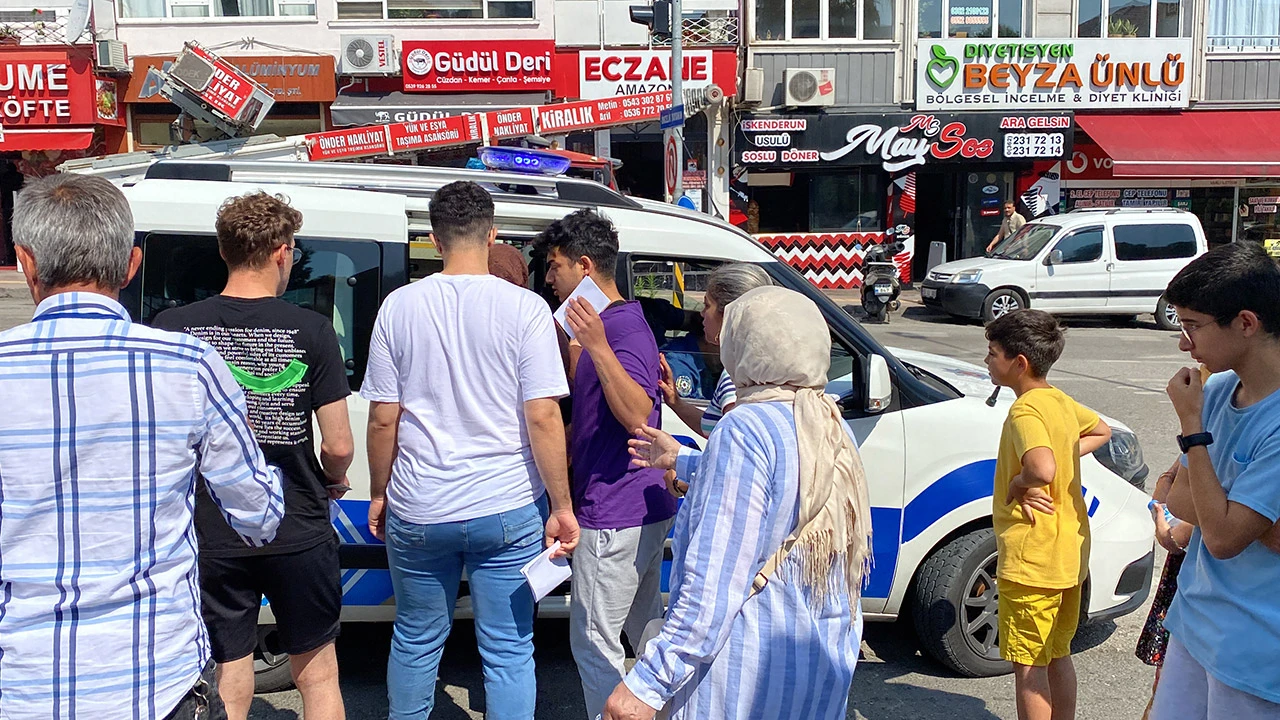 Okula yanlış gelen adayları polis sınav merkezine yetiştirdi!