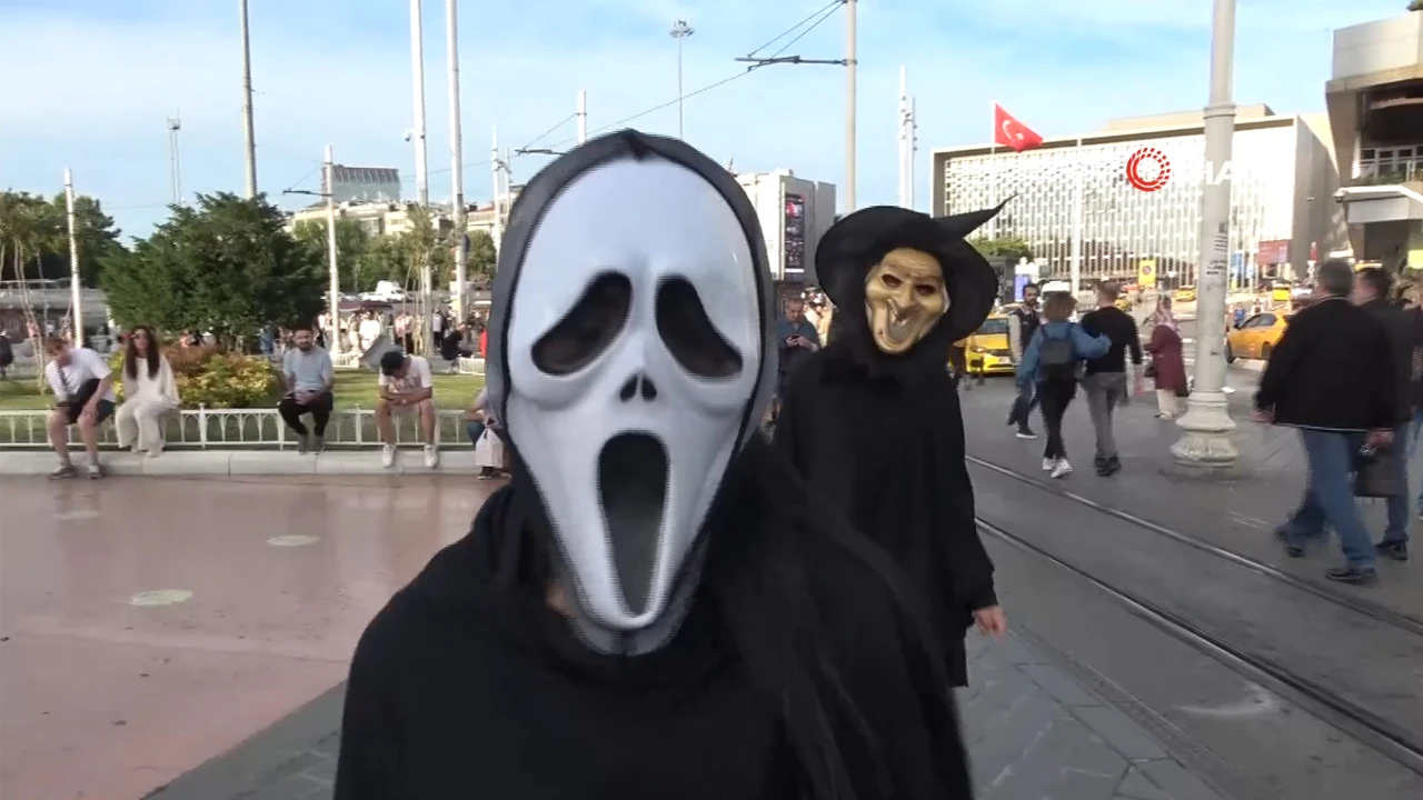 Taksim'de bir garip olay! Kostümlü maskeli iki kadın oyuncak silahla turist korkuttu!