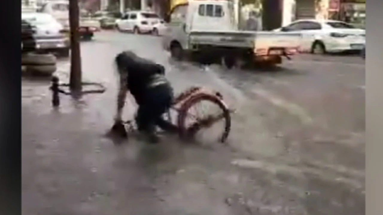 Yağışta bisikletle giderken çukura düştü