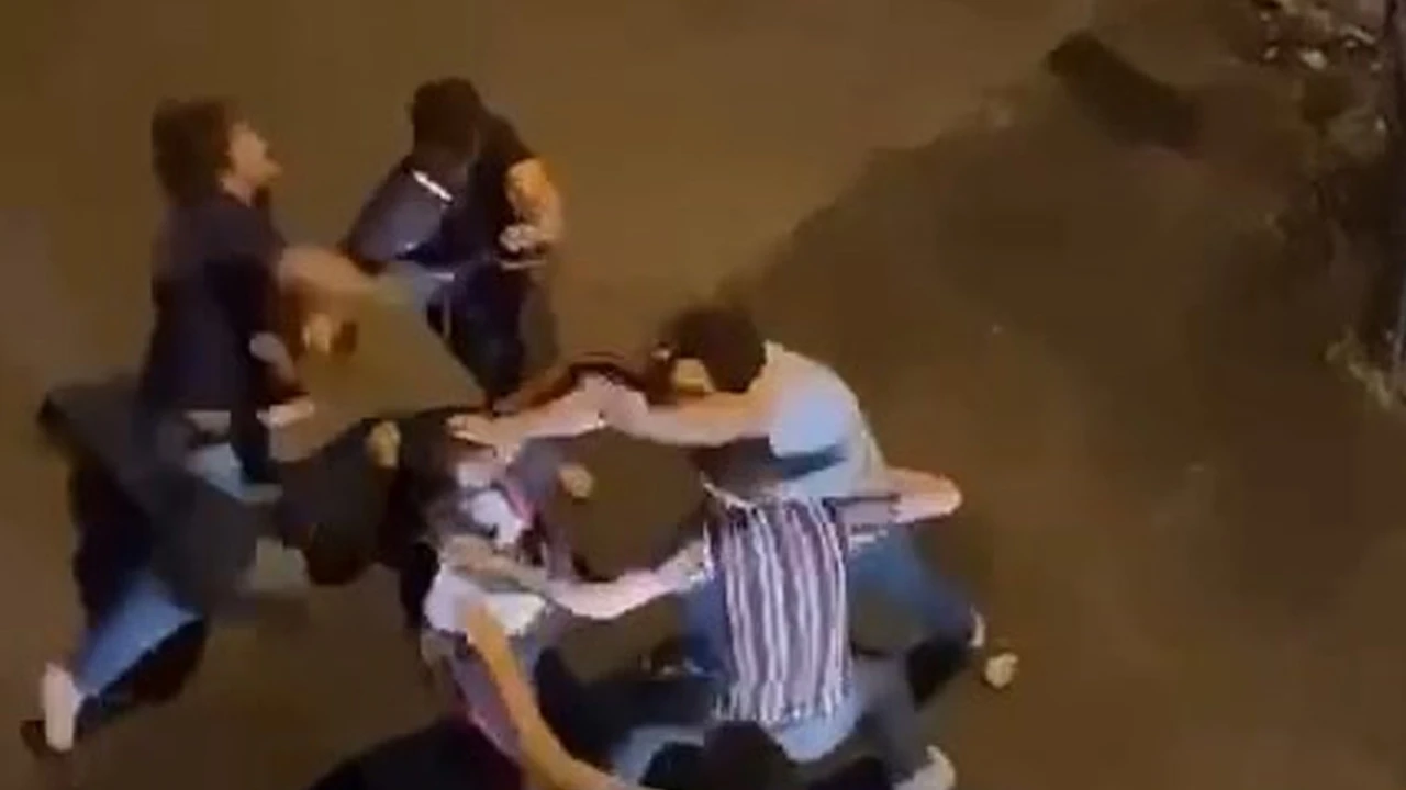 Sopalı ve yumruklu kavga kamerada