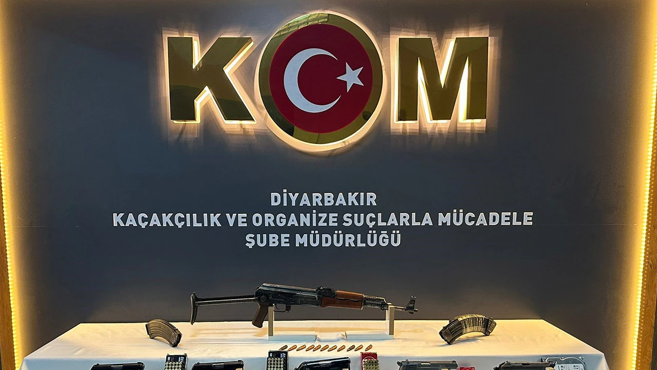 Eğlence mekanında çok sayıda silah ele geçirildi