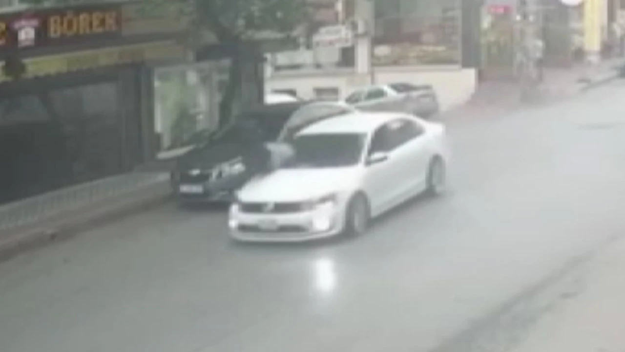 Karşıdan karşıya geçerken otomobil genç takla attı! 