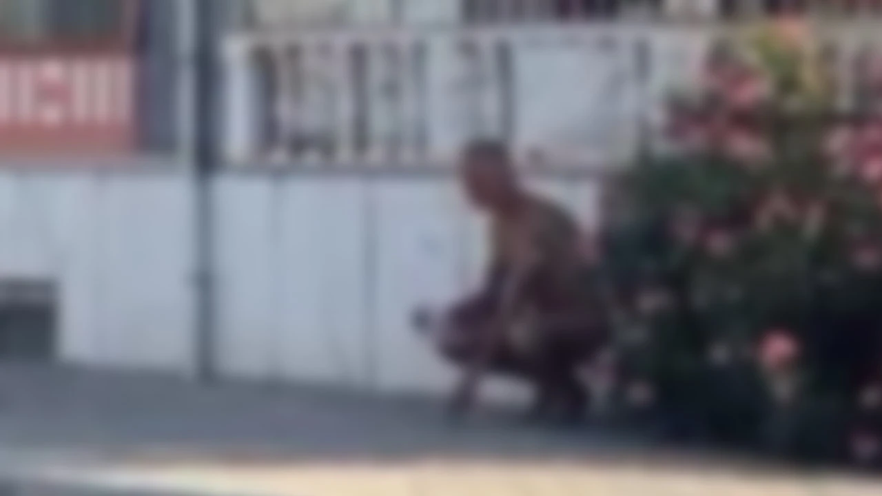 Sokak ortasında çıplak koşan adam gözaltına alındı!