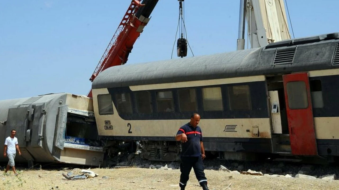 Tunus'ta tren raydan çıktı! Kazada ölü ve yaralılar var