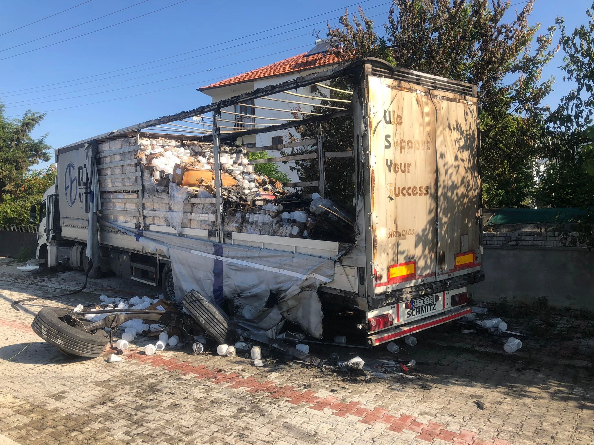 Tır şoförü uyudu, facianın eşiğinden dönüldü!
