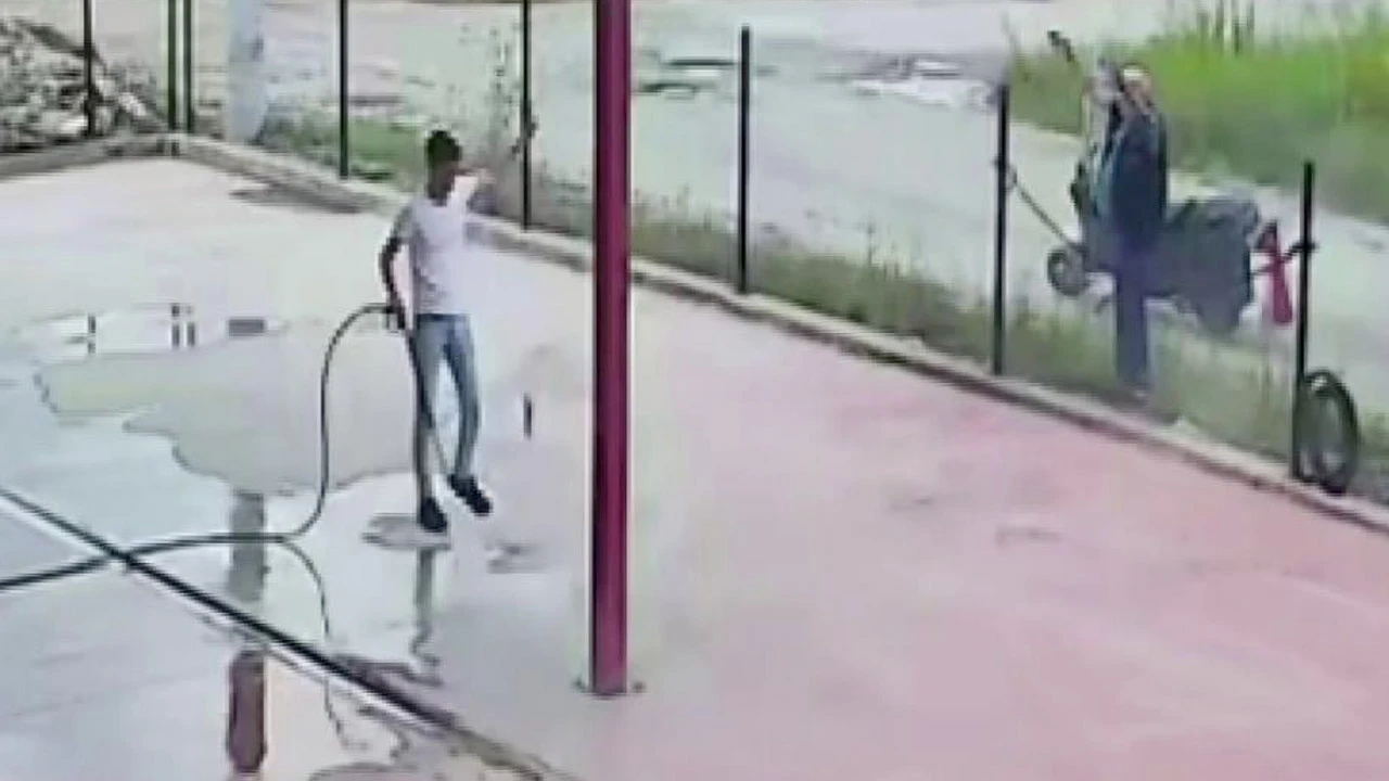 Serinlemek için oto yıkamacıya aklındakini yaptırdı: O anlar kamerada