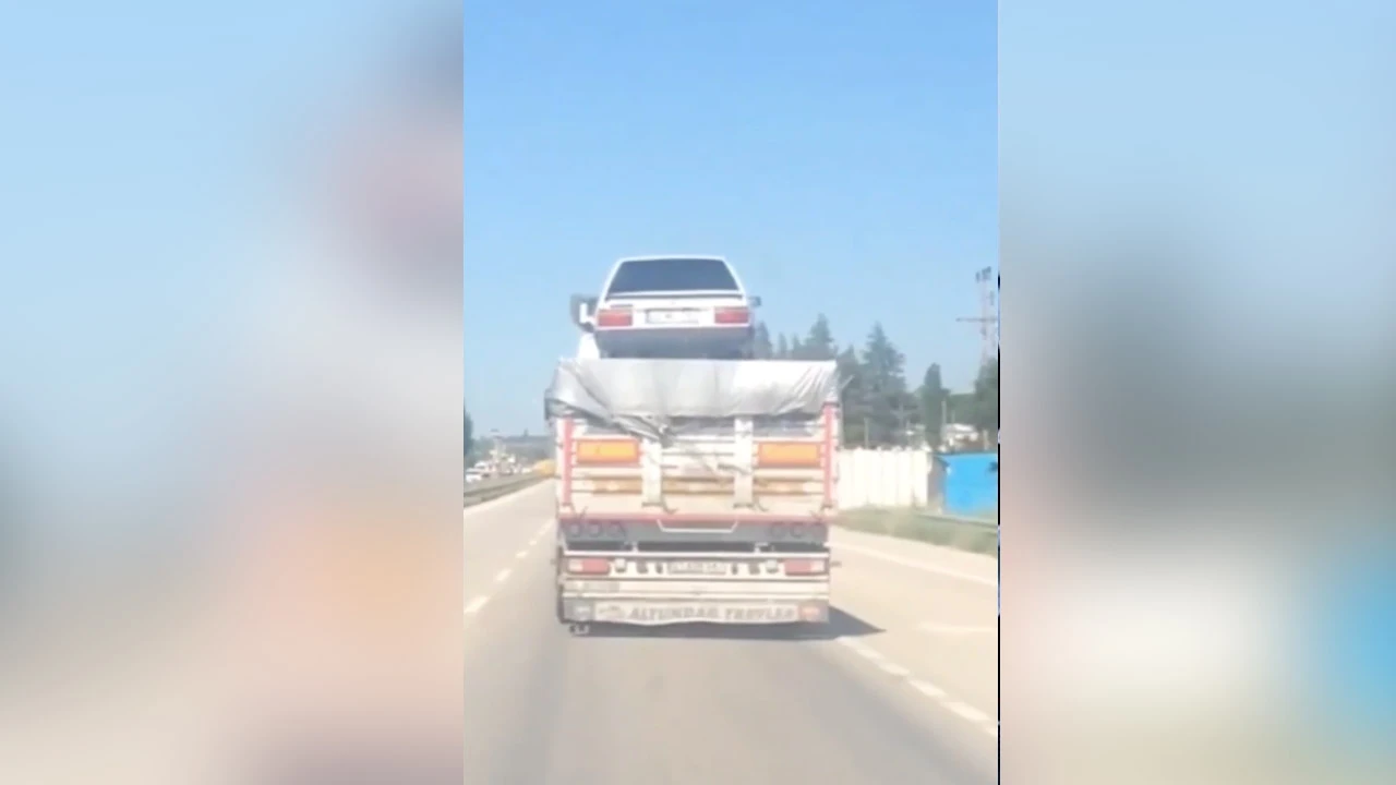 Gören dönüp bir daha baktı: Yükün üzerinde araç taşıdı