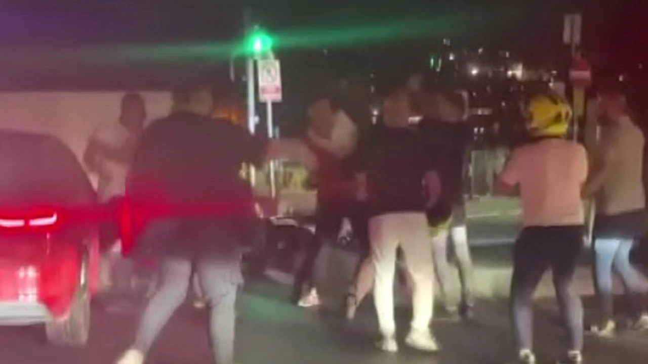 Trafik kazası sonrası yumruklar konuştu! Bekçiler zor araya girdi...
