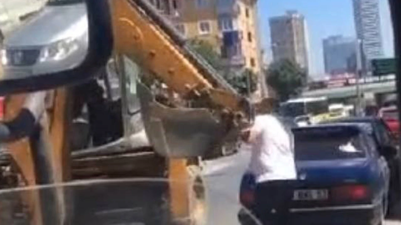 Yol tartışmasında kepçeyle rest! Gündem olan görüntüler kameraya böyle yansıdı