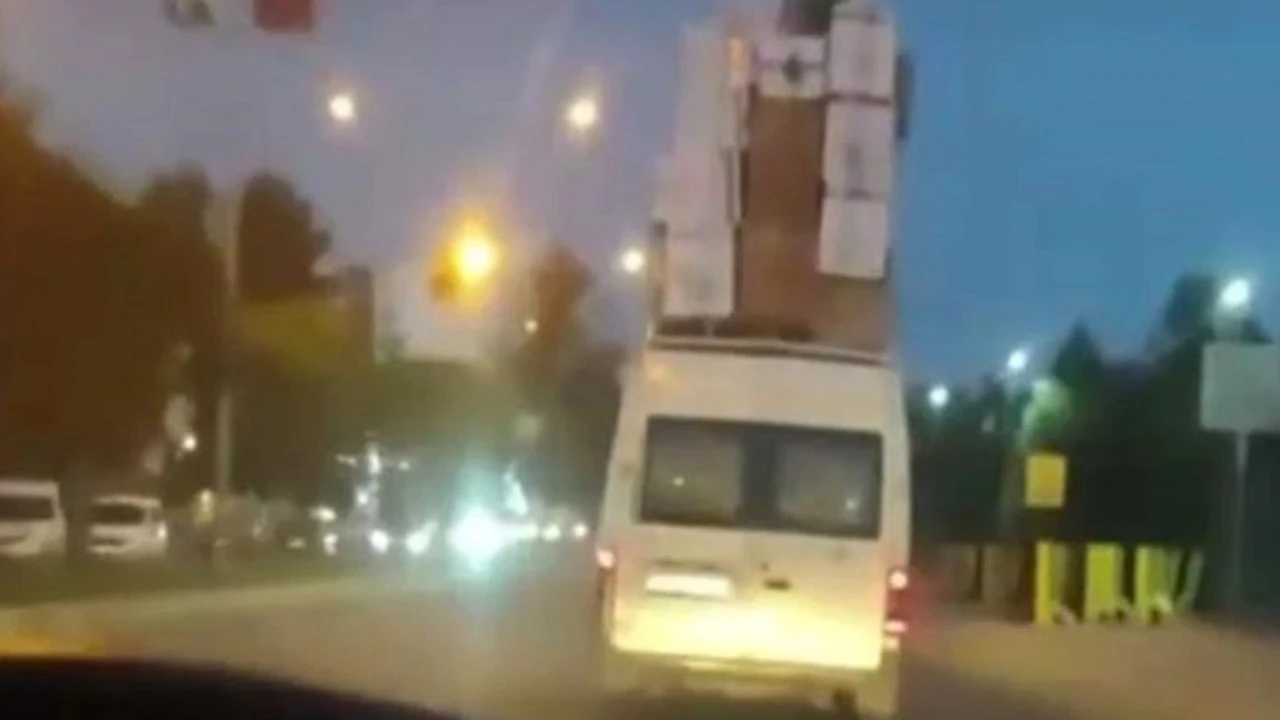 Bu kadar da olmaz! Yüklediği eşyalar aracın boyunu geçti
