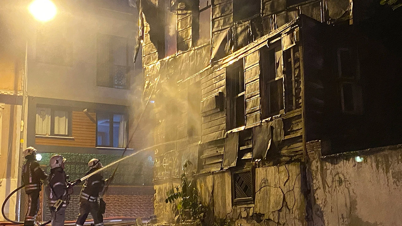 Fatih’te 2 katlı boş bina yandı!