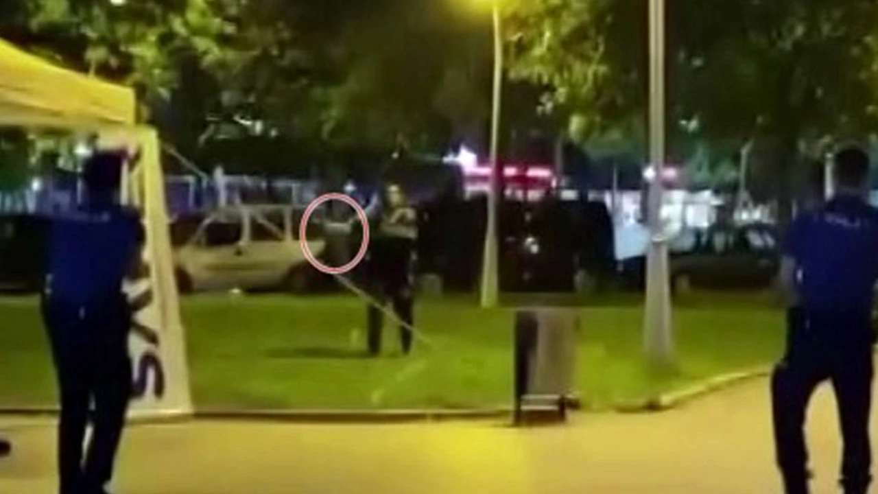 Şehrin göbeğinde bıçakla ortalığı birbirine kattı!