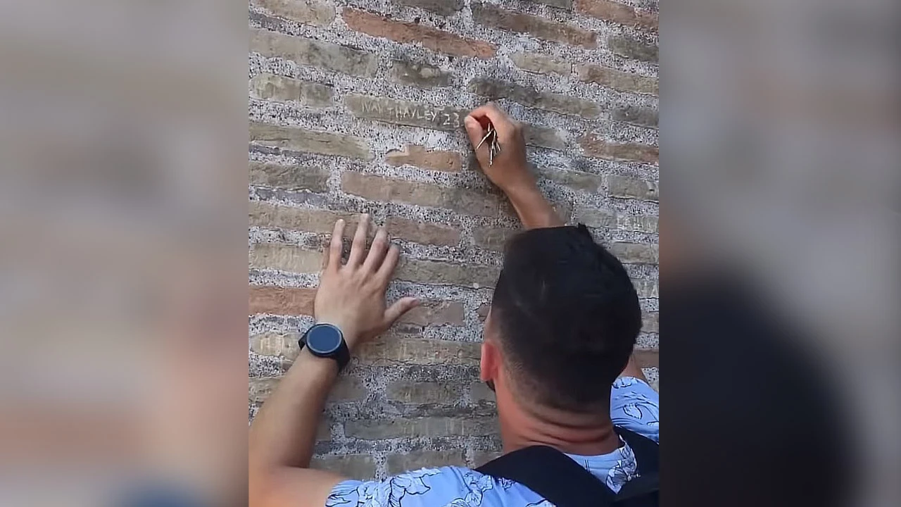 Tarihi yapıya isim kazıyan turiste yüz binlerce liralık ceza