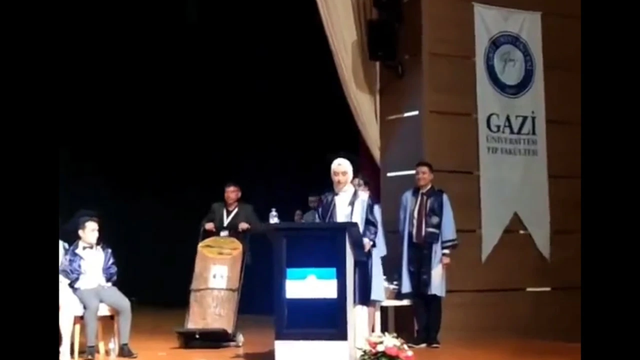 Tıp fakültesini birincilikle bitiren Betül Aras konuşmasında Kur’an-ı Kerim'den alıntı yaptı