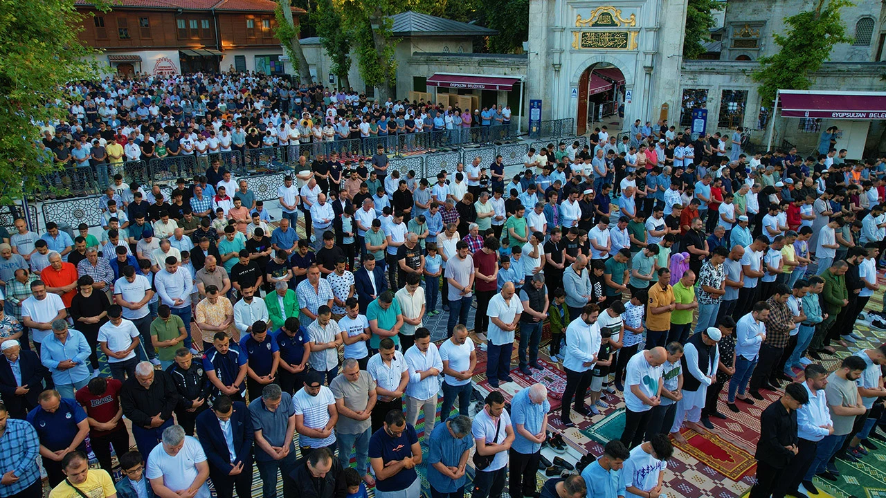 Eyüp Sultan Camisi’ne binler akın etti!