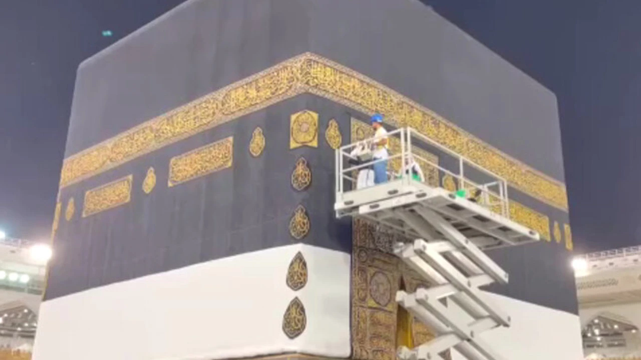 Kutsal topraklarda Kurban Bayramı hazırlığı: Kabe'nin örtüsü temizlendi