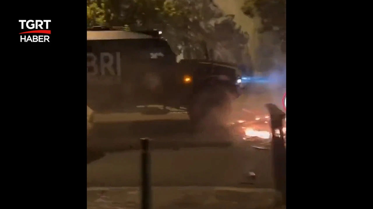 Fransız polisi eylemcilerin barikatlarını yıkarak geçti!
