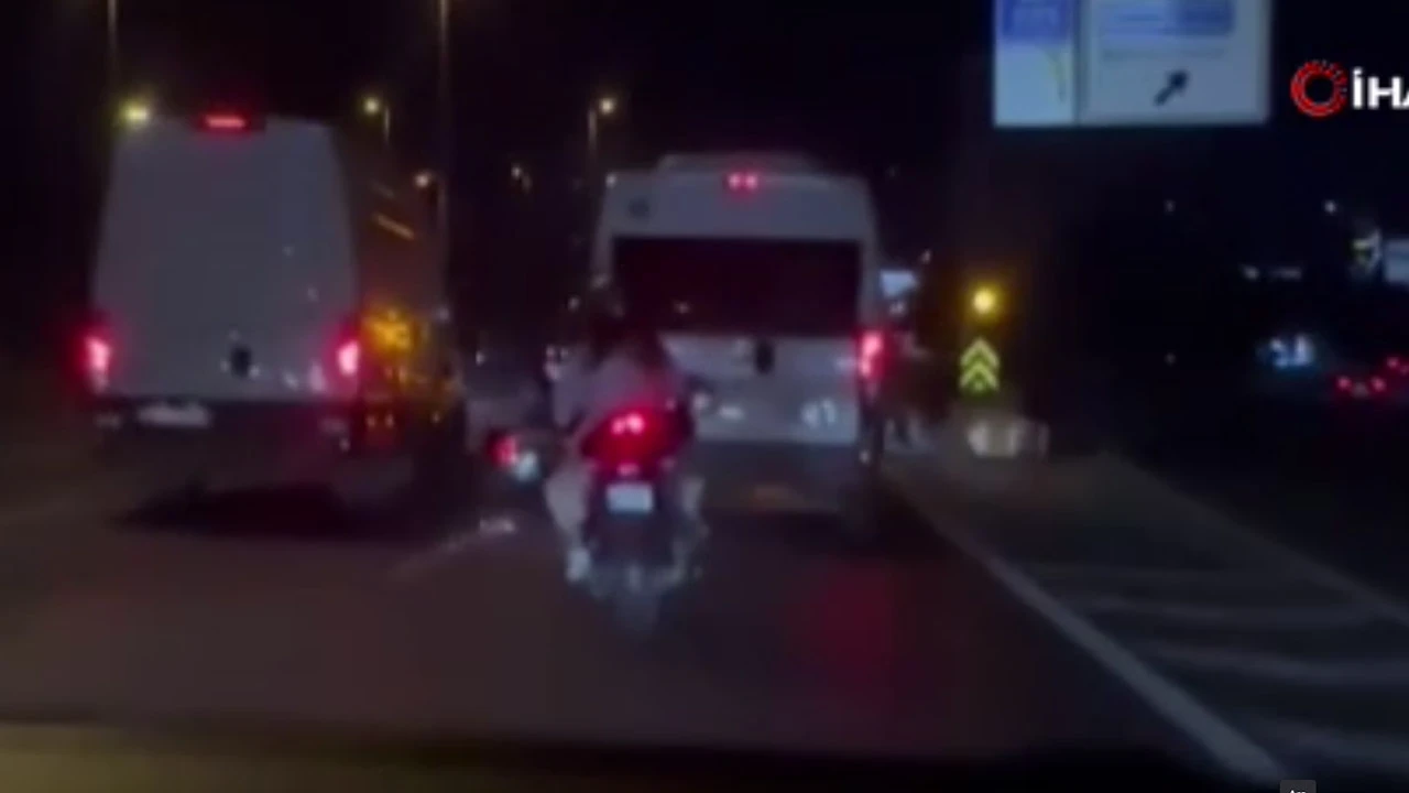 Motosikletli çarptığı aracın altında ezildi!