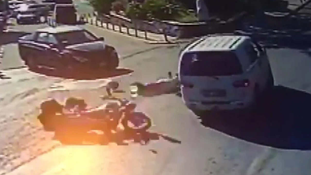 Alman turistin hatası cana mal oldu! Motosiklet ile minibüsün kazası kamerada