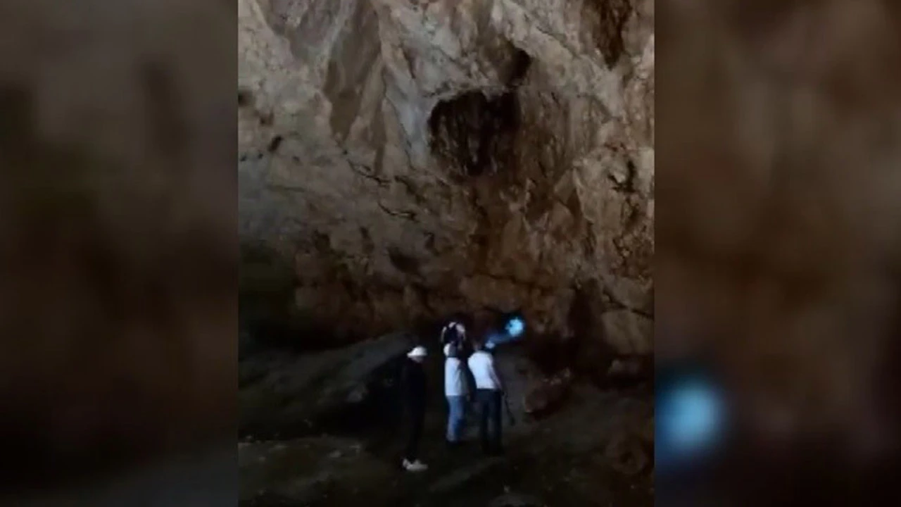 Buz mağarasında 80 metrelik çukura düştü, çocuğu feryat etti