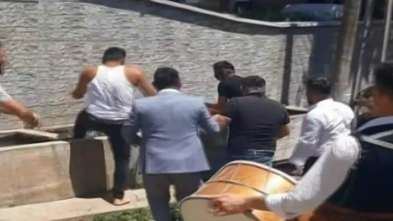 Düğüne geç kalanlar yandı: Su dolu oluğa attılar