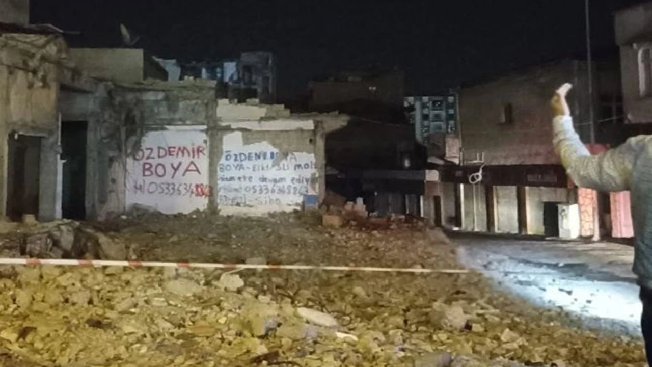 Gaziantep’te hasarlı 2 bina çöktü