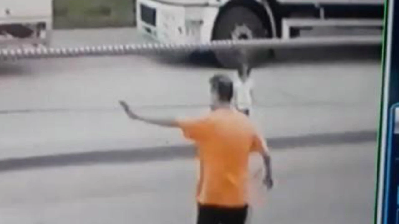 Küçük çocuğu ezilmekten esnaf kurtardı!