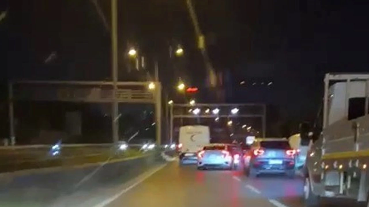 Makas attı, motorcuyu metrelerce sürükledi