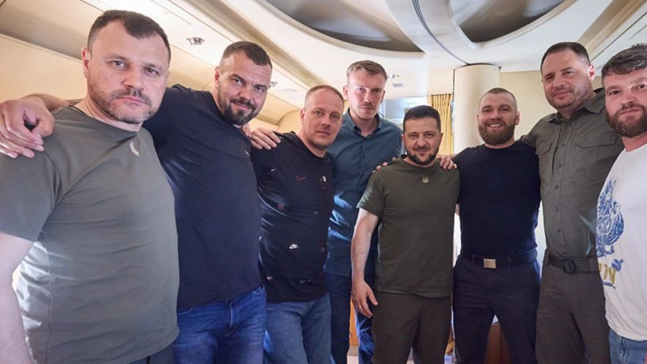 Zelenskiy, 5 Azov Taburu komutanıyla Türkiye’den ayrıldı
