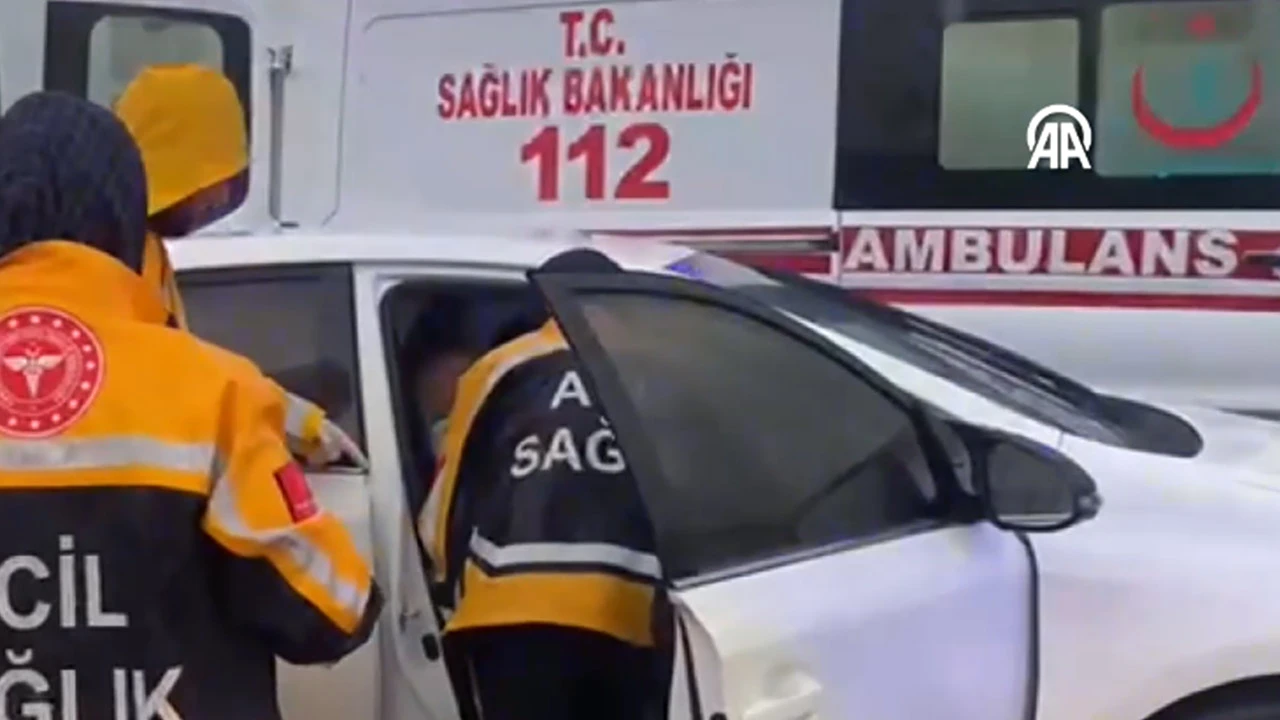 Düzce'de iki otomobil çarpıştı: 3 yaralı 