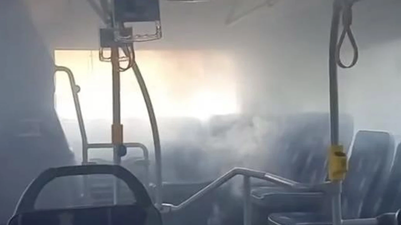 Metrobüste yangın çıktı, yolcular panikle kaçıştı