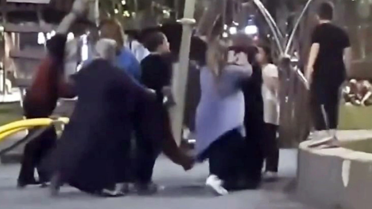 Park içinde iki grup kadın kavga etti!